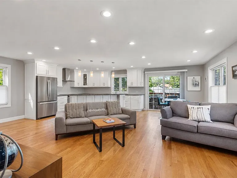 18 Park Ave — Photo 1