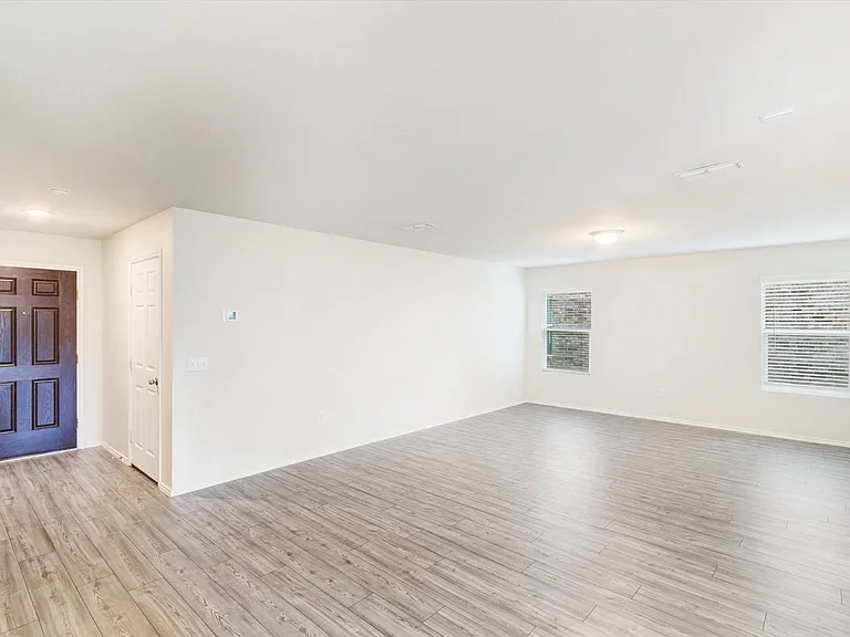 405 Glendale Dr — Photo 3