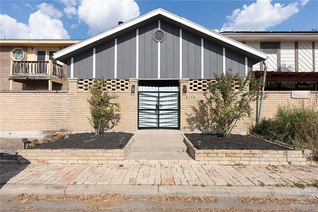2 bed, 2.5 bath, 1880 sqft, $1,600 — Photo 1