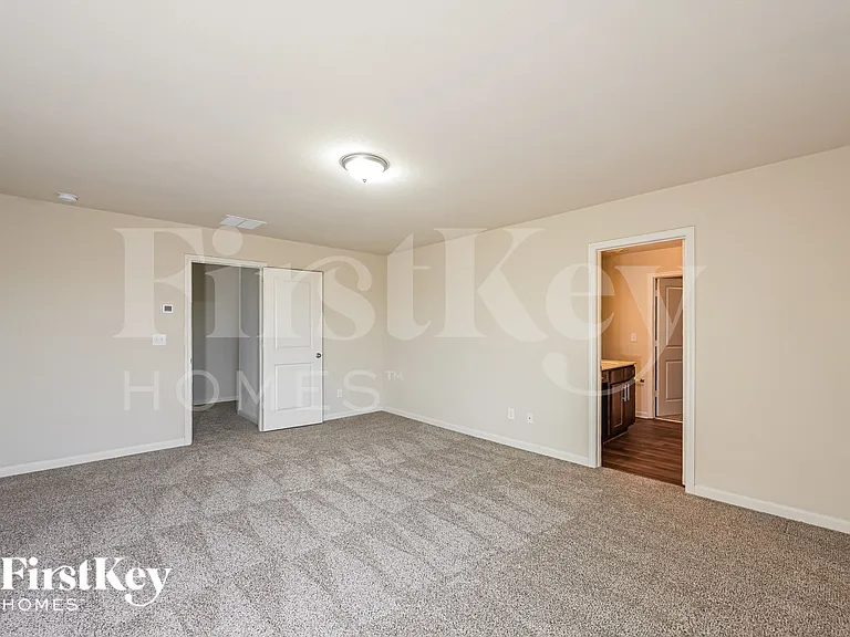 323 Darling Ln — Photo 9