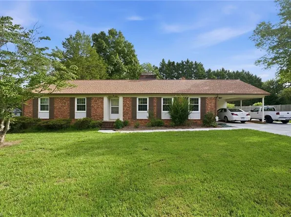 120 Tangle Dr, Jamestown, NC 27282
