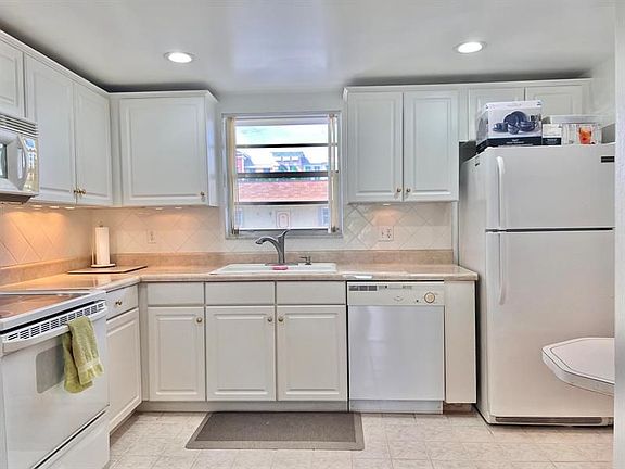 3rd image of 720 N Dixie Hwy APT 305