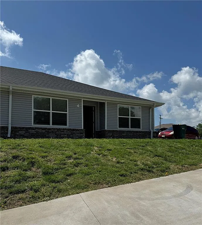3 bed, 2.0 bath, 1217 sqft, $1,199 — Photo 2