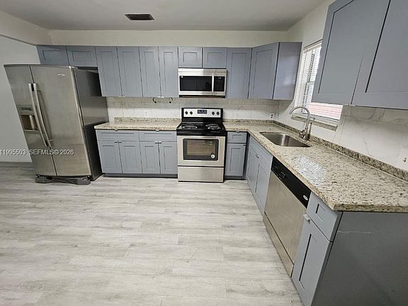 4th image of 209 SW 9th St #209