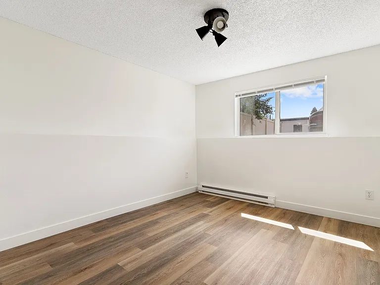 1036 E Desmet Ave — Photo 11
