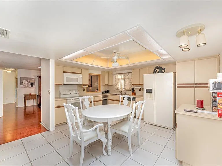 4240 Creekwood Ln — Photo 2