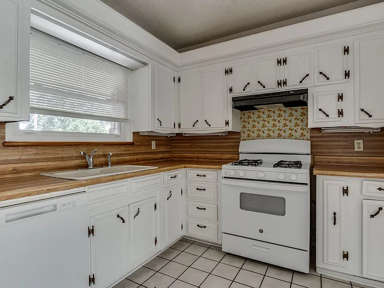 1805 Melody Dr — Photo 14
