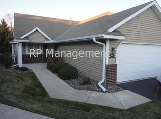 659 Overlook Dr, Roseville, MN 55113