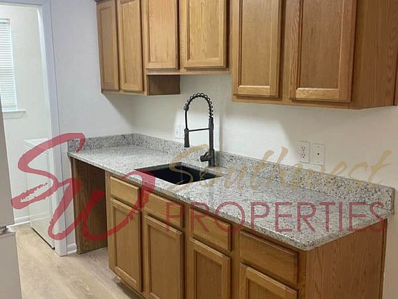 5th image of 980 W Oak St