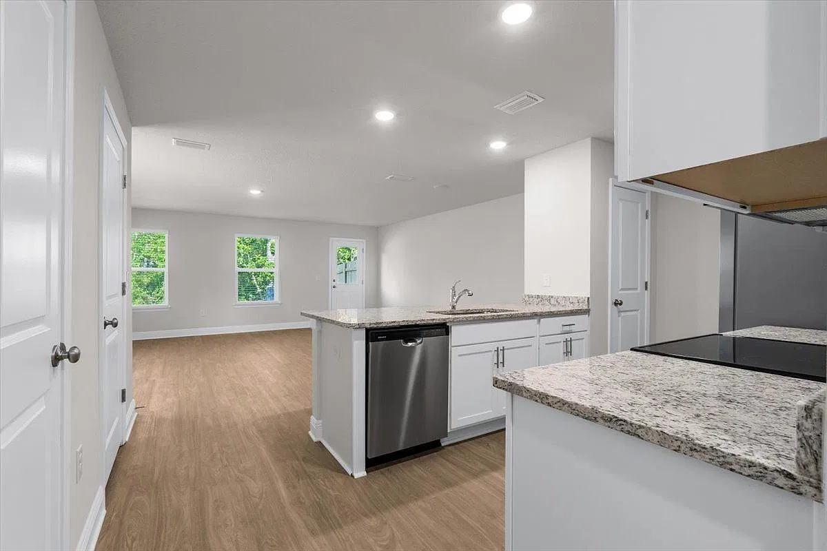 3 bed, 2.5 bath, 1600 sqft, $1,900 — Photo 3
