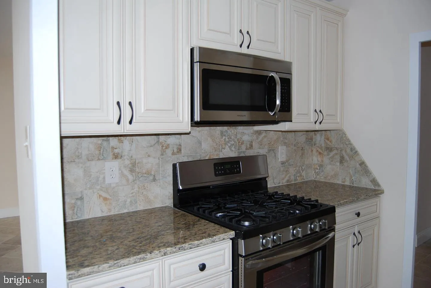 1 bed, 1.0 bath, 883 sqft, $1,975 — Photo 3