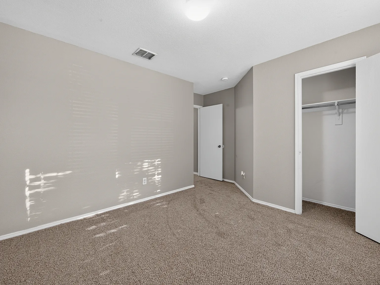 4 bed, 1906 sqft, $2,200 — Photo 4