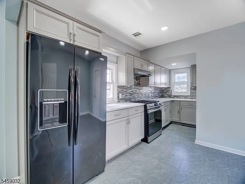 27 Honiss St