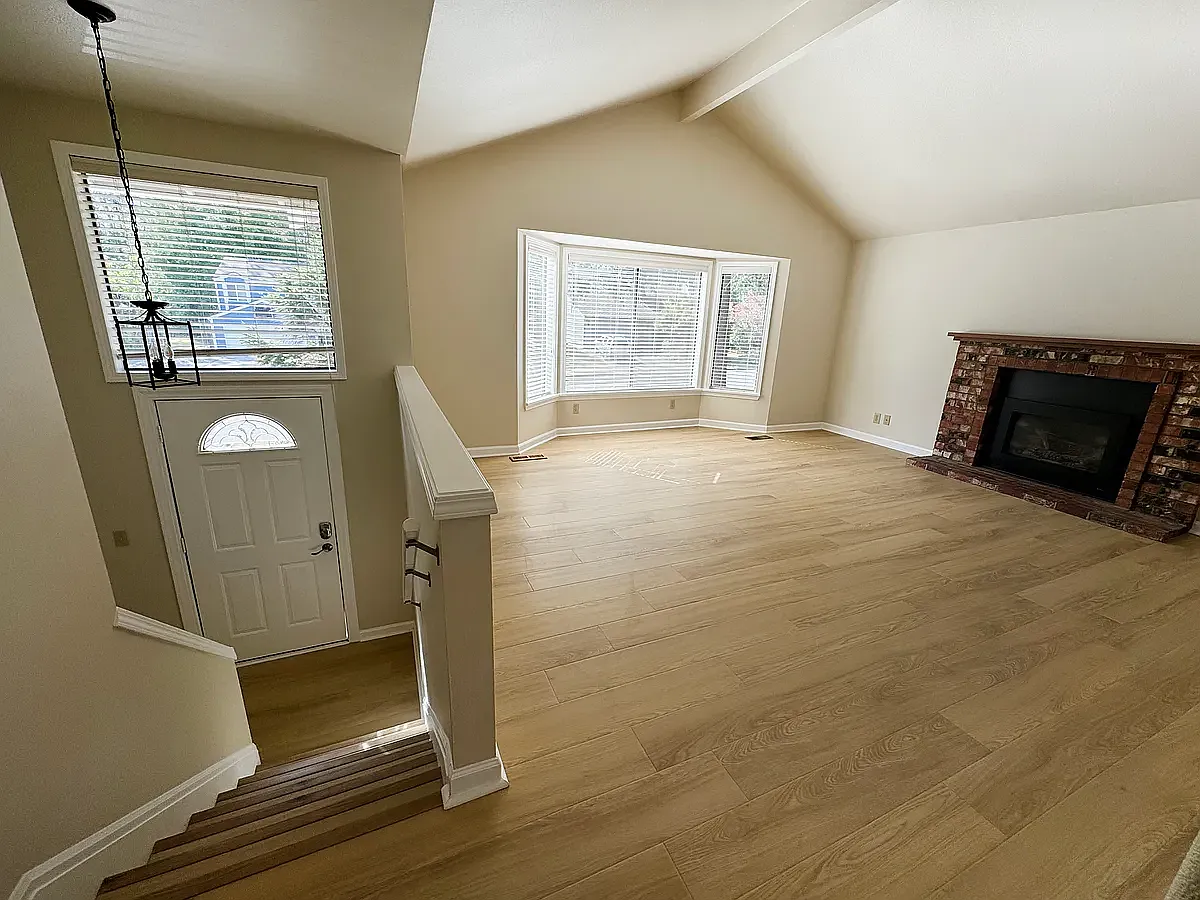 5 bed, 2400 sqft, $4,500 — Photo 3