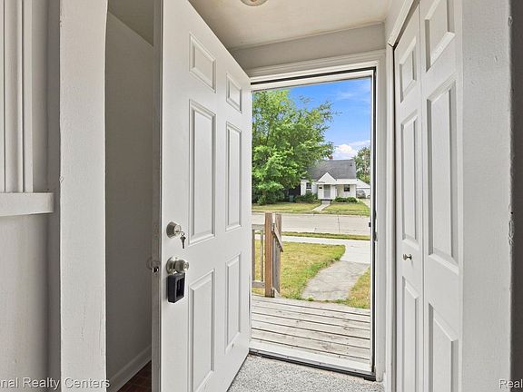3rd image of 22165 Hayes Ave