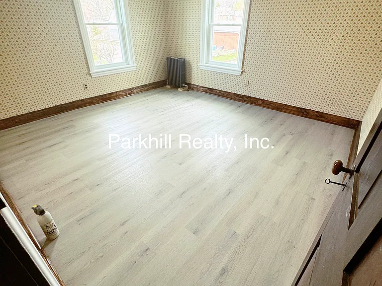 154 S Broadway — Photo 10