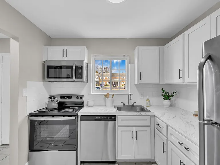 Chateau Apartments — Photo 71