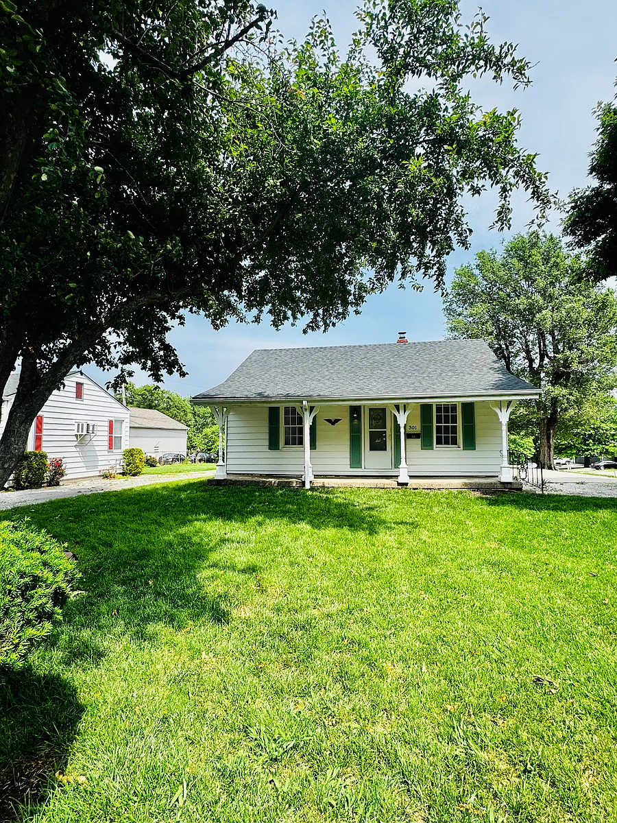 Building Photo - 301 NE Independence Ave #301