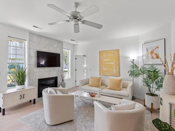 9152 West Elm COURT #B, Franklin, WI 53132