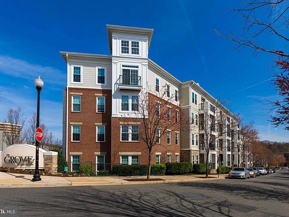 2nd image of 2465 Army Navy Dr #1106