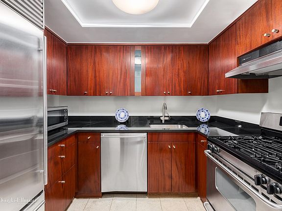4th image of 135 W 70th St APT 7H