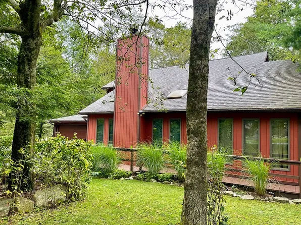 2191 Pine Valley Dr, Tobyhanna, PA 18466