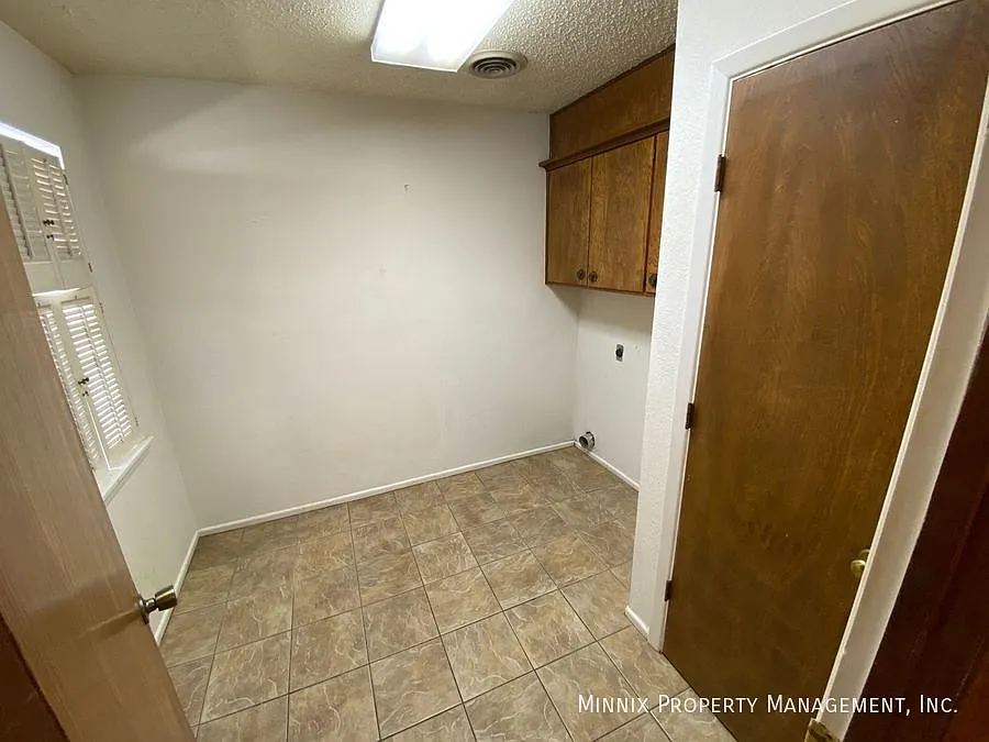 2 bedroom/ 2 bath | Plainview | 1007 Itasca St. — Photo 2
