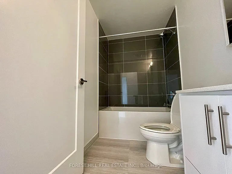 105 Oneida Cres #705 — Photo 2