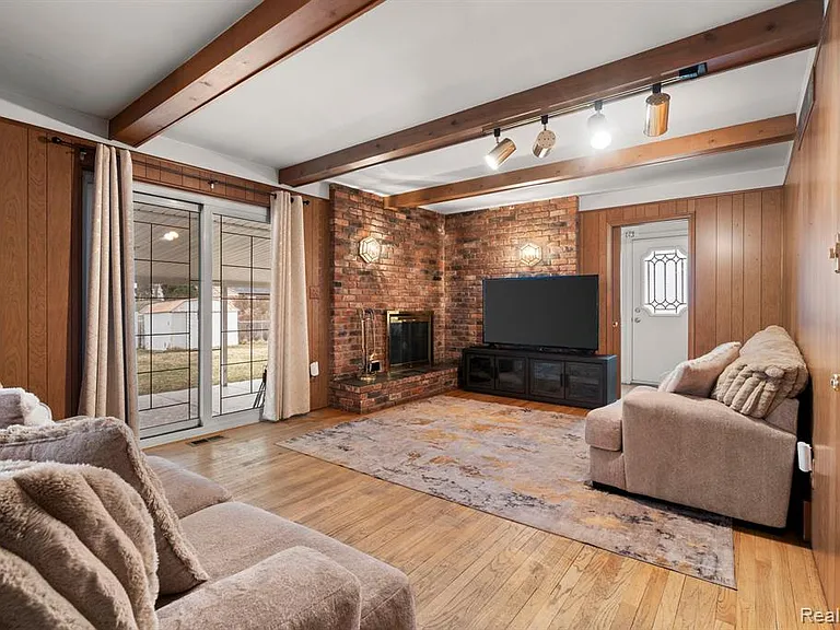 32307 Cambridge Dr — Photo 9