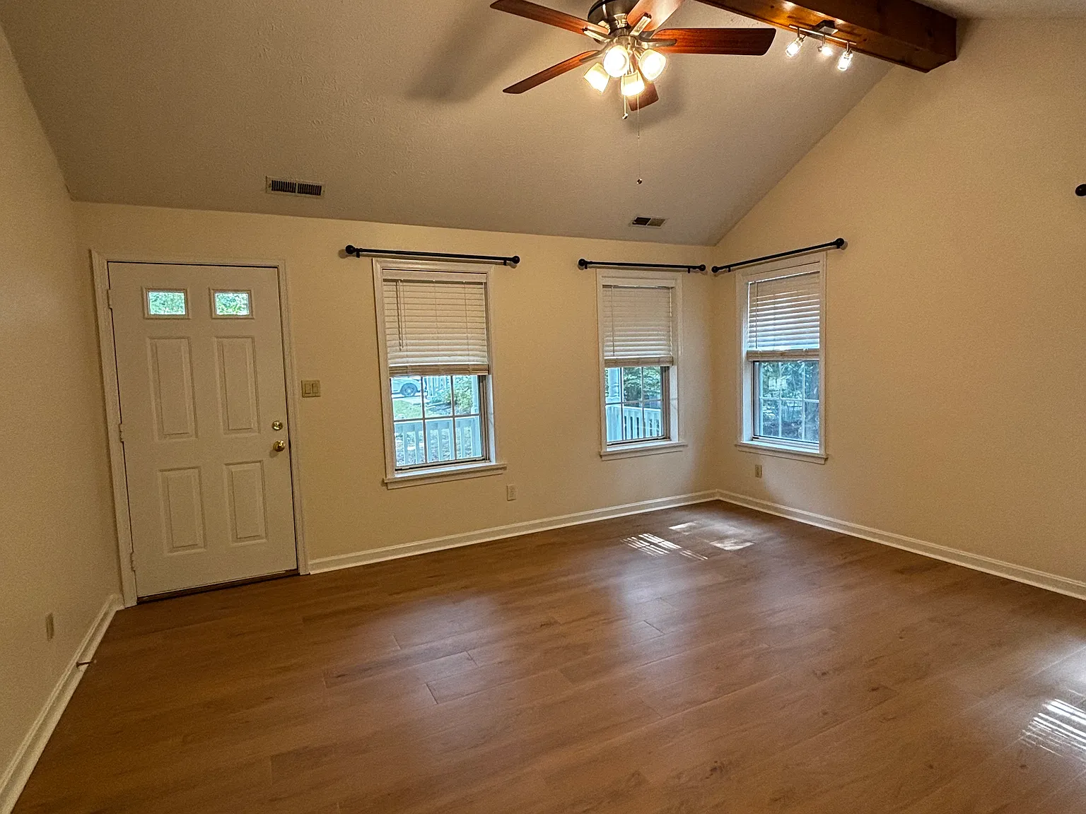 3 bed, 1298 sqft, $2,100 — Photo 3