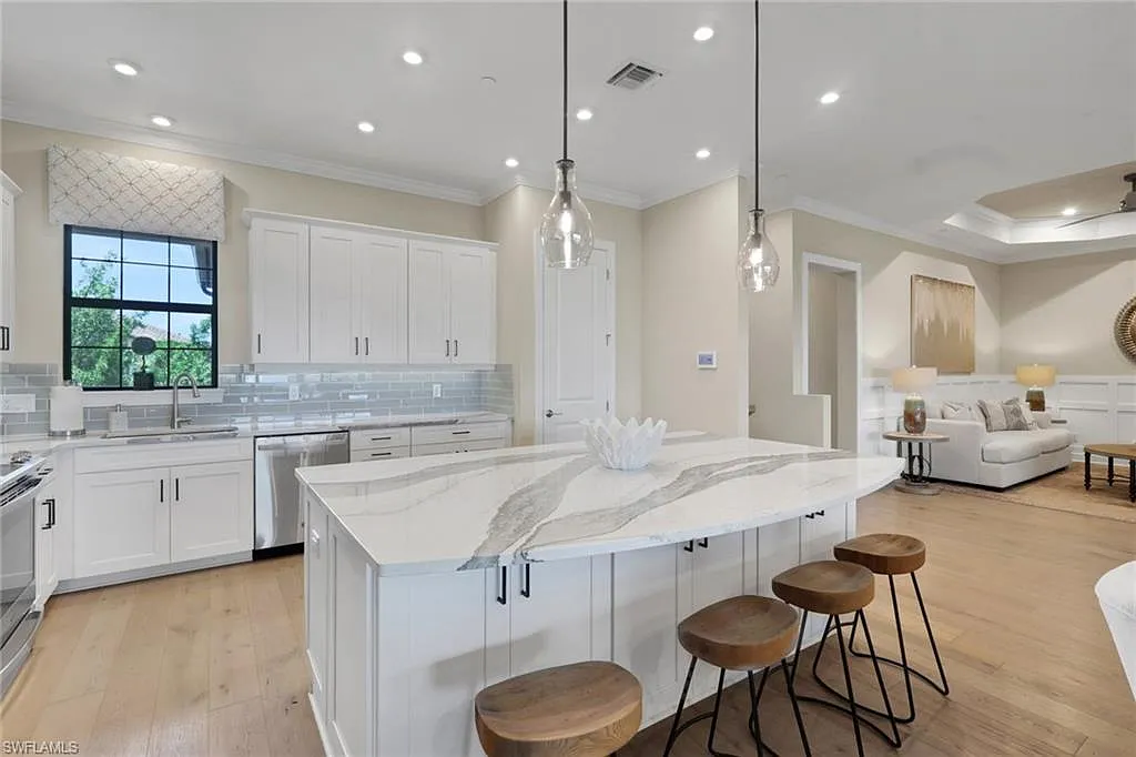 3 bed, 2.5 bath, 2343 sqft, $8,500 — Photo 3