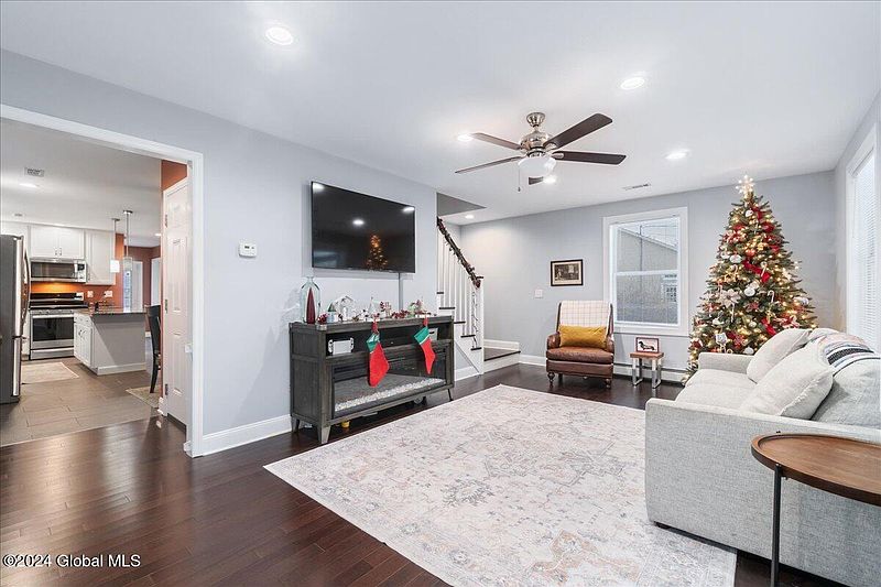 5th image of 125 Daniels Avenue