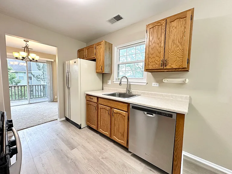 1202 Clearview Ct — Photo 3
