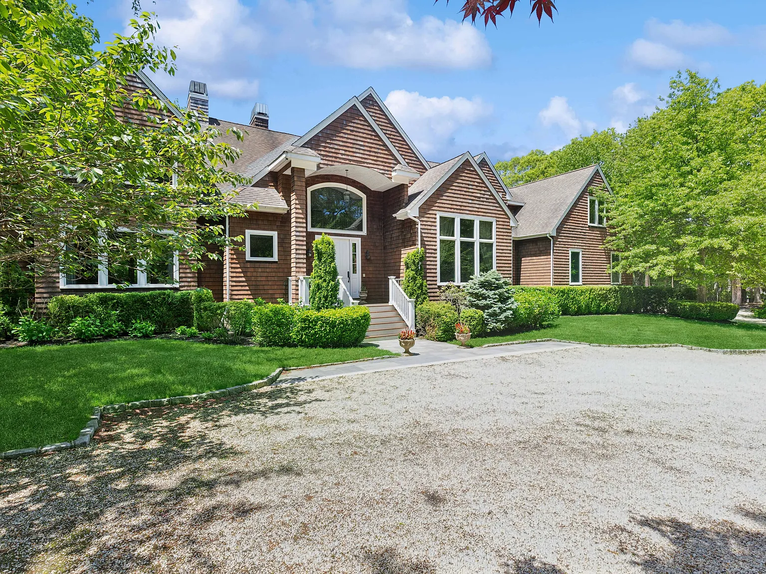 Sag Harbor Estate with Heated Pool and Tennis — Photo 2