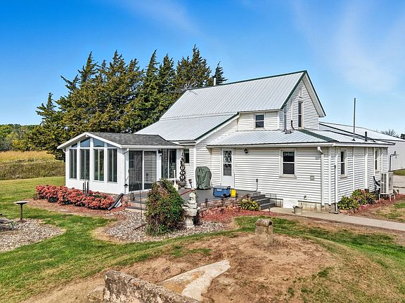 3rd image of 2040A Stuart Rd
