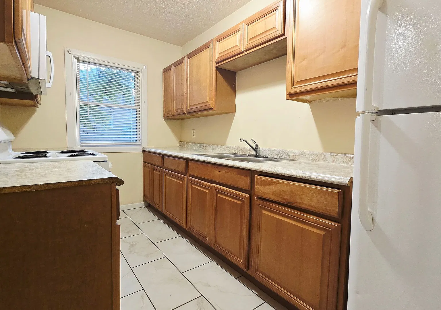 2422 Benderwirt Ave — Photo 2
