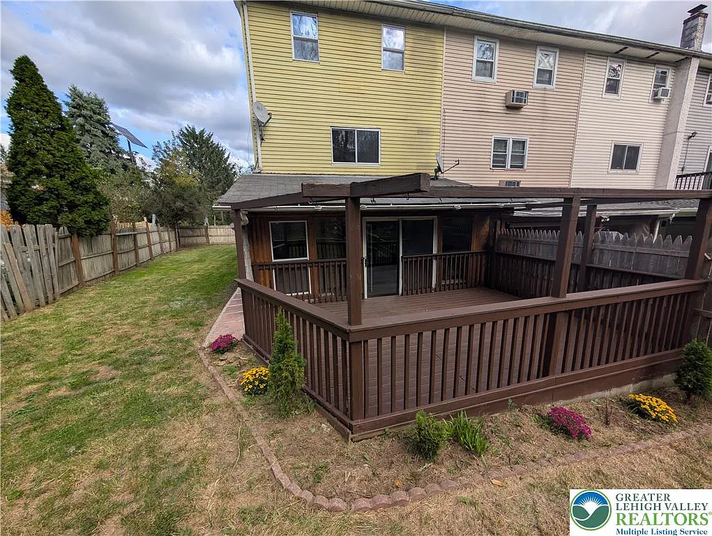 3 bed, 2.0 bath, 1296 sqft, $1,895 — Photo 3