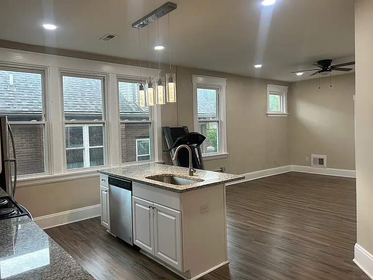 2033 Weyer Ave #B — Photo 2
