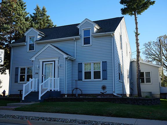 2nd image of 206 3rd St SE