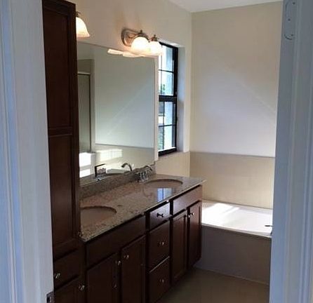 3rd image of 2721 NE 14th St Unit 103