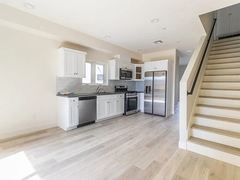 5132 Riverton Ave — Photo 16