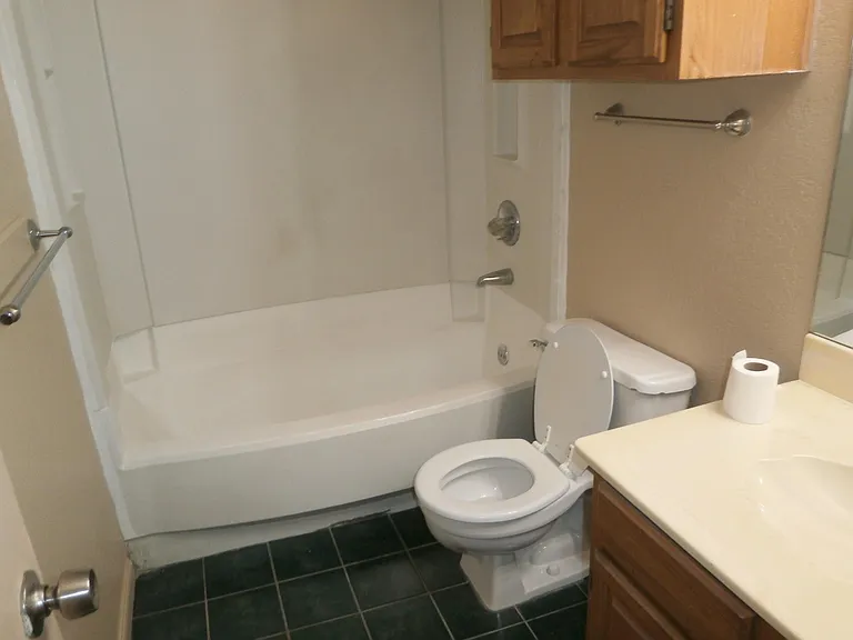 313 Bryant Ln — Photo 4