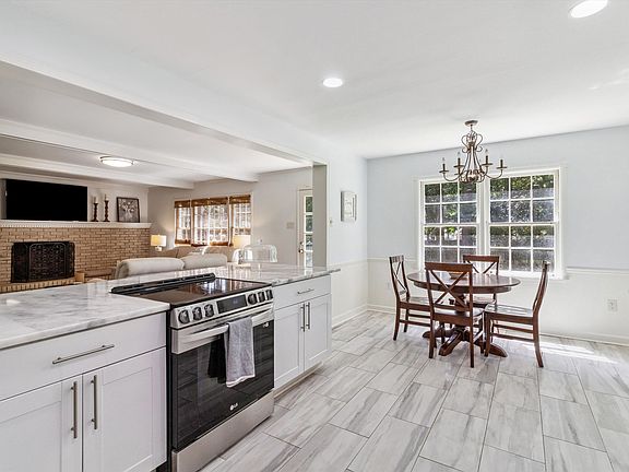 3rd image of 1915 Thorncroft Dr