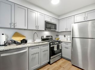 812 N Pioneer Rd #415, Waukegan, IL 60085