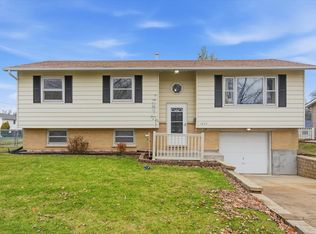 1022 White Bridge Ln, Hanover Park, IL 60133