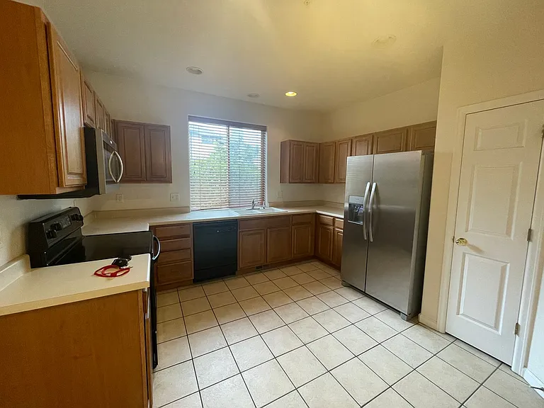 2845 Willow Tree Ln — Photo 6