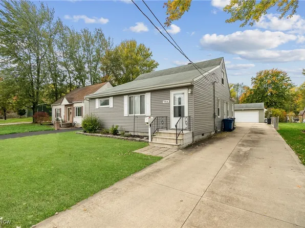 986 Warwick Dr, Sheffield Lake, OH 44054