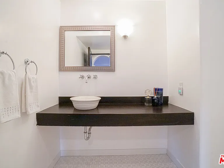 13211 Mulholland Dr — Photo 31
