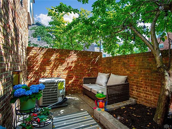 3rd image of 109 Cooper Pl W