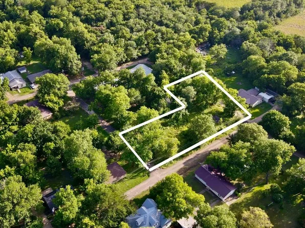 202 Elm St, Roxton, TX 75477